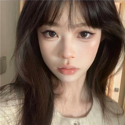 坐在酒吧里吃蛋糕